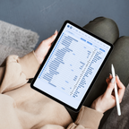 Person bruger ADHD planlægger på tablet i hverdagssituation